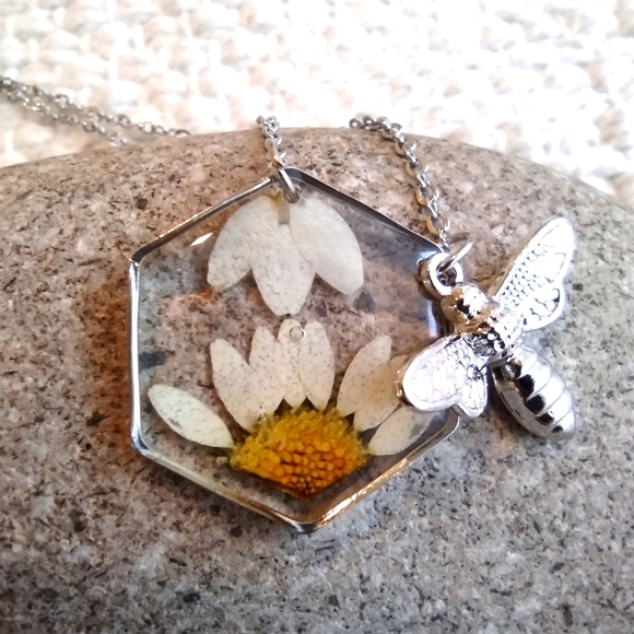 Jewelry - Stunning Daisy and Bee Necklace